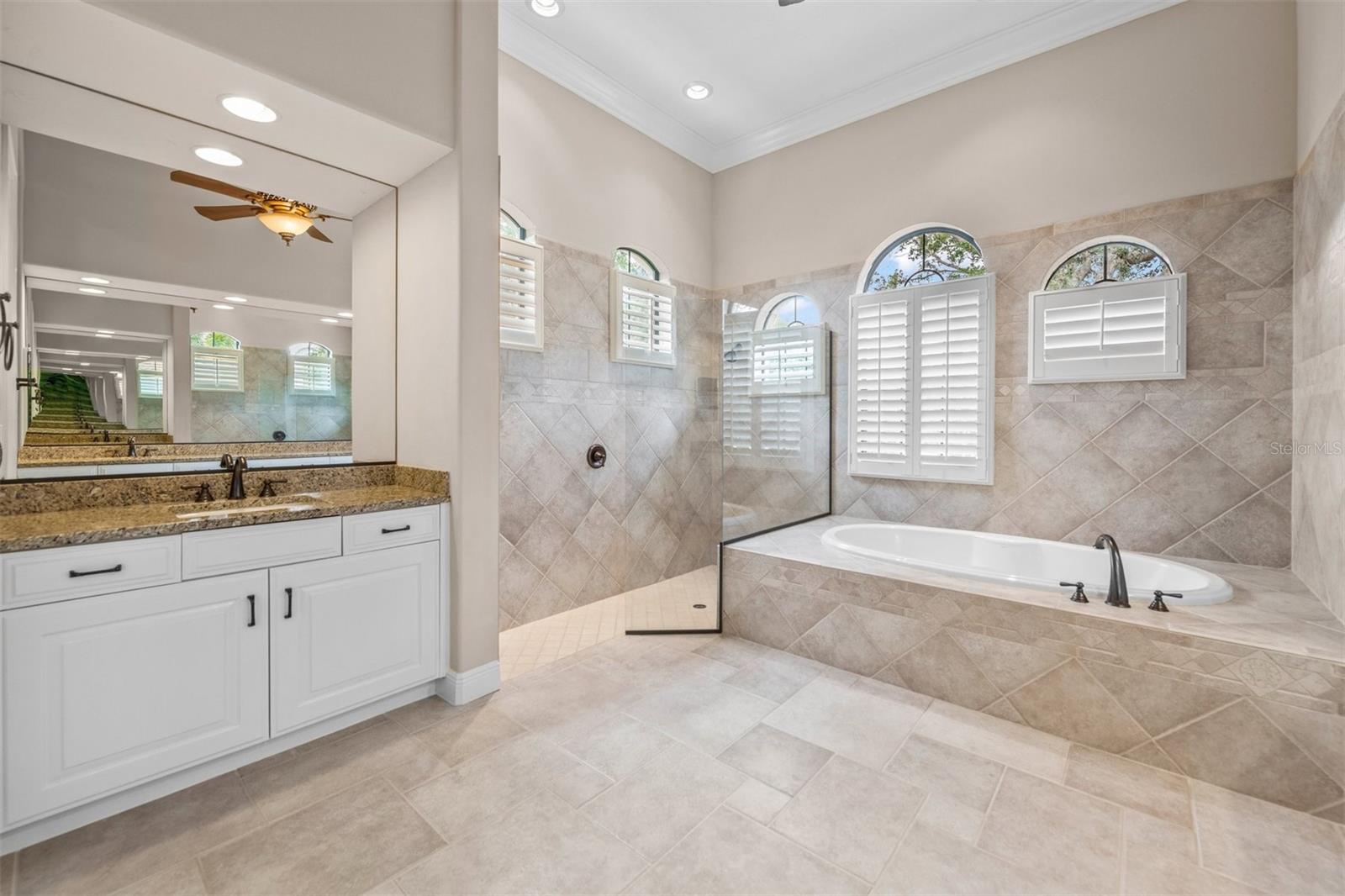 FOUNDERS CLUB - Residential