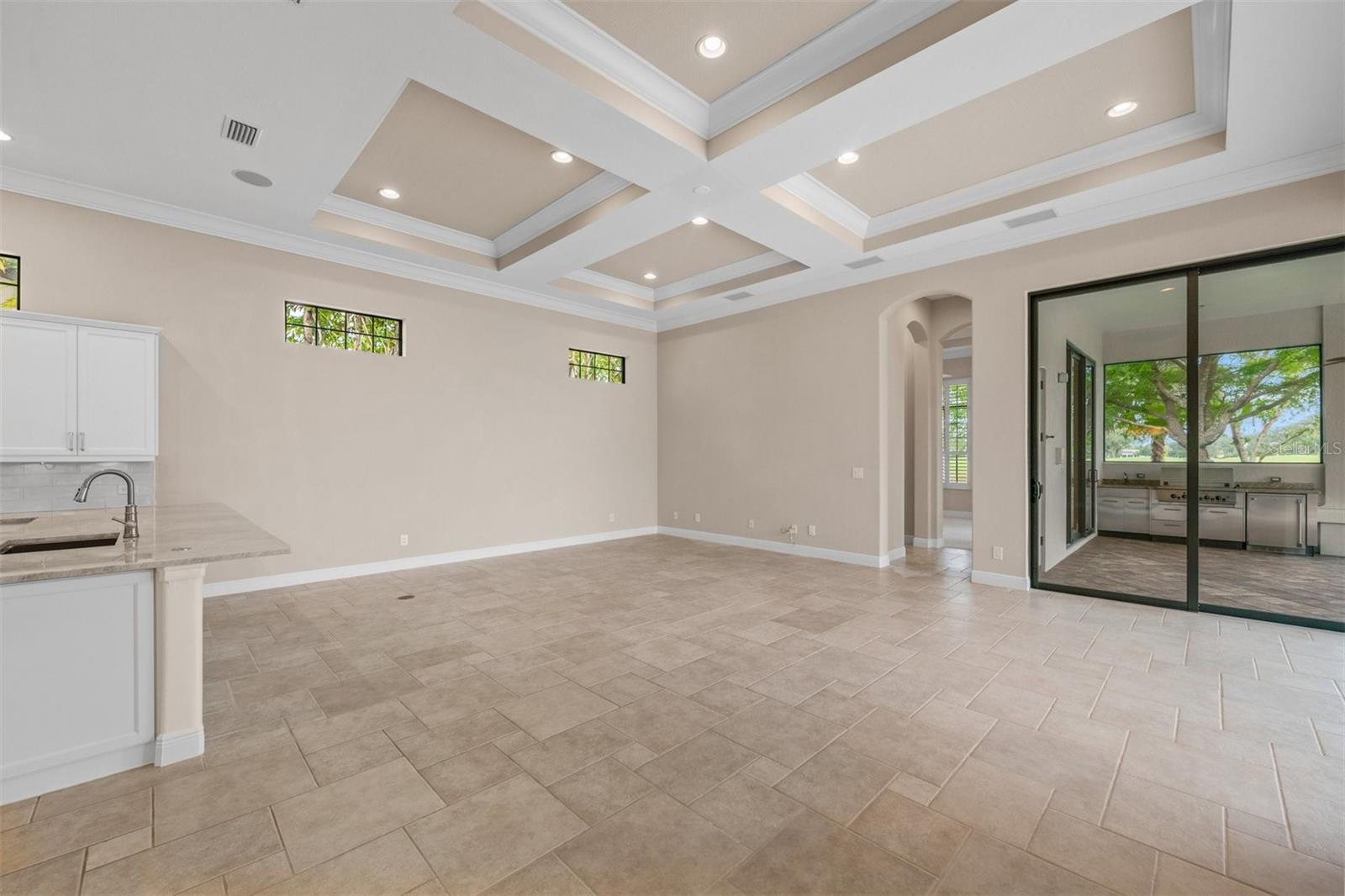 FOUNDERS CLUB - Residential