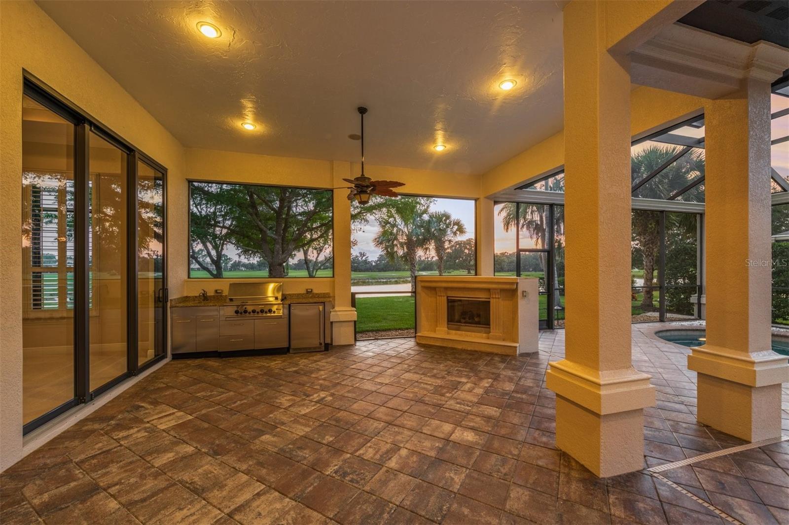 FOUNDERS CLUB - Residential