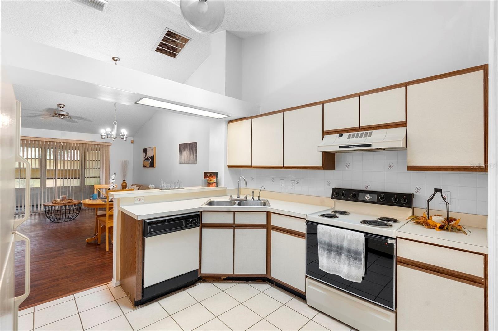 CLUB COURTS AT MEADOW WOOD PHASE 1 27/29 LOT 15 - Residential