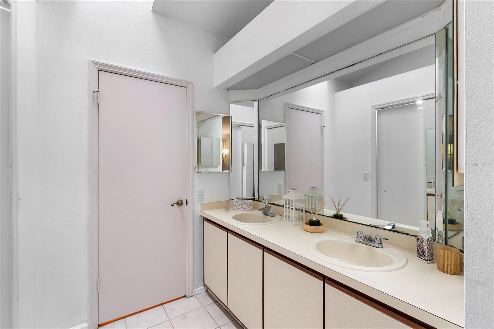 CLUB COURTS AT MEADOW WOOD PHASE 1 27/29 LOT 15 - Residential