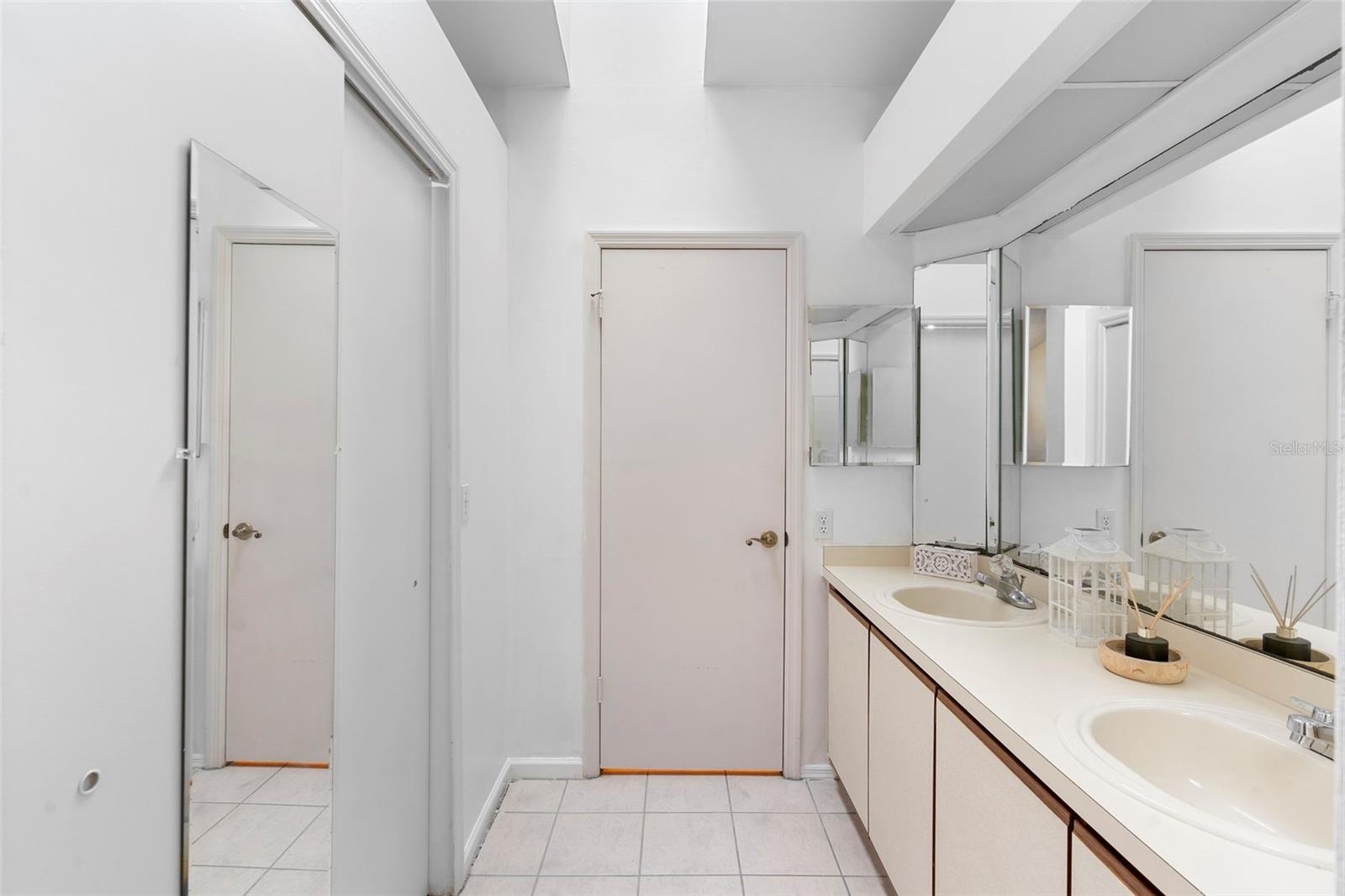 CLUB COURTS AT MEADOW WOOD PHASE 1 27/29 LOT 15 - Residential