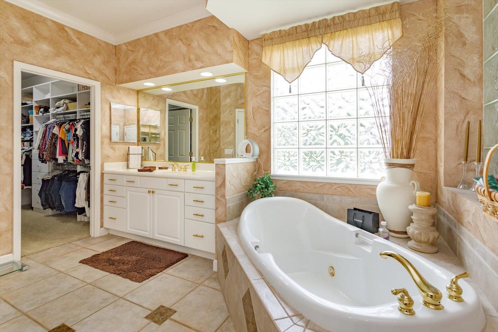 SUNSET LAKES - Residential