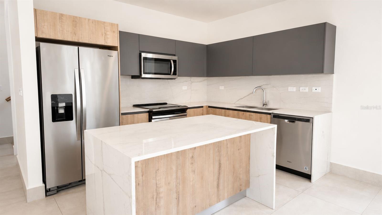 URB RIVIERA COURT 40