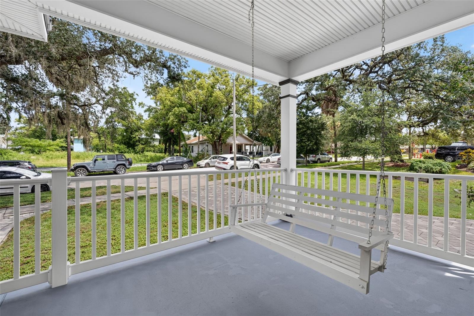 208 W ROSS AVENUE