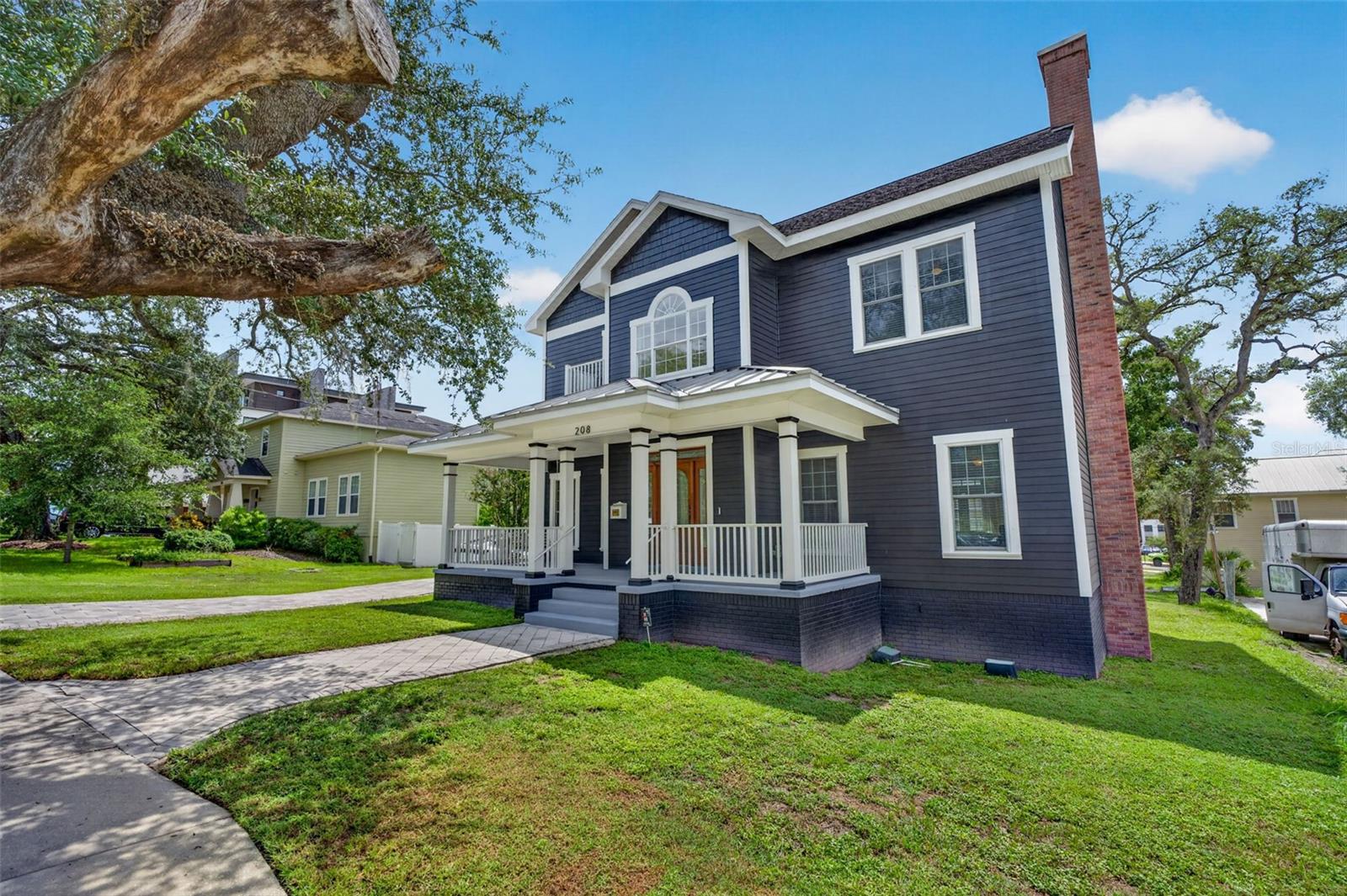 208 W ROSS AVENUE