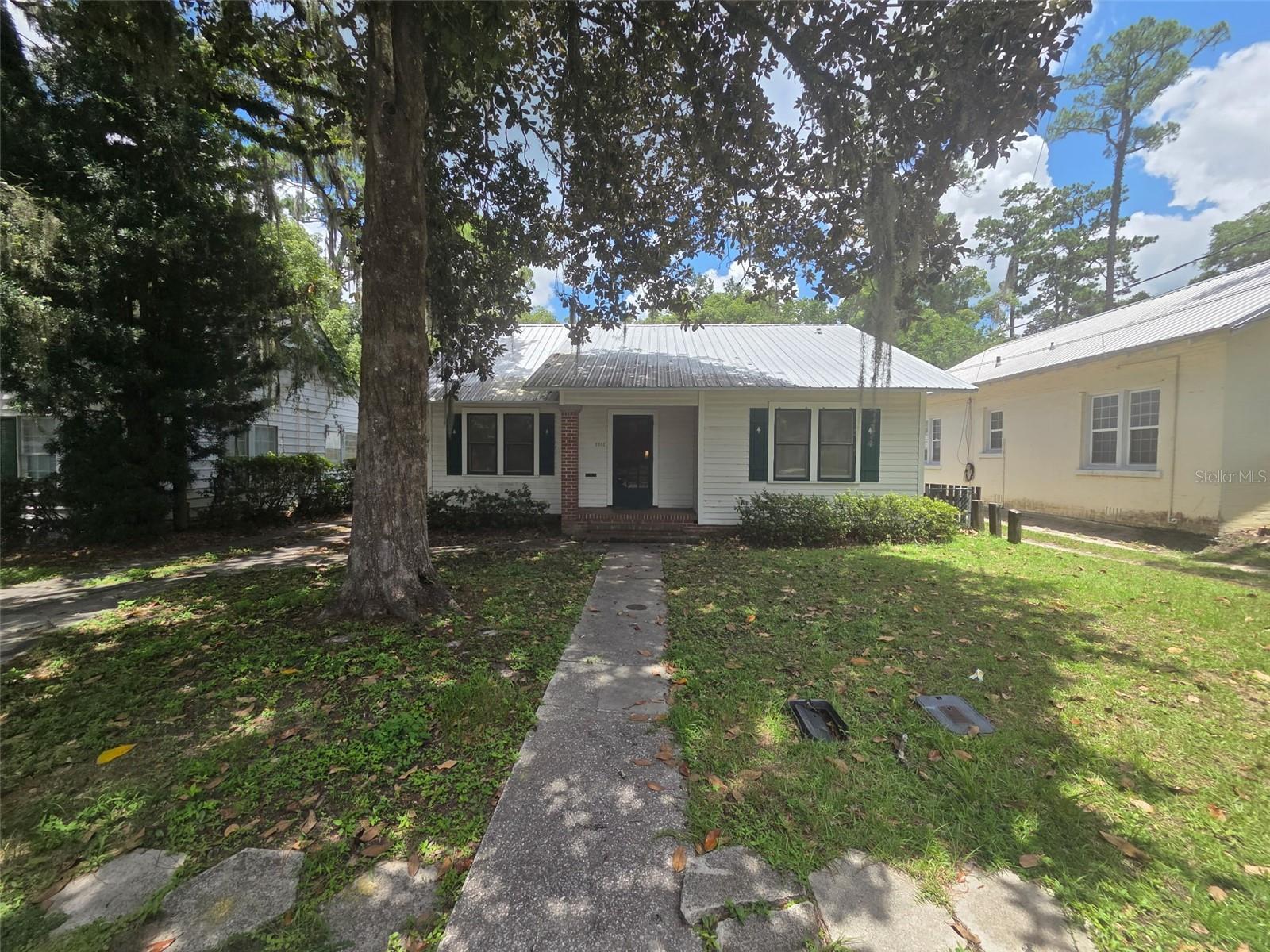 Available August 2025:
Fully furnished 3-bedroom, 1-bathroom home just a short walk from the University of Florida and Ben Hill Griffin Stadium.
Key features include:
Wood floors for a warm and inviting atmosphere.
A fully equipped kitchen with all the essentials.
Washer and dryer included for your convenience.
Parking for up to 3 cars, so you'll never worry about finding a spot.
Option to rent unfurnished, providing flexibility to suit your needs.
Don't miss out on this prime location schedule a tour today and enjoy the perks of living close to campus!
Lawn and Pest Control included