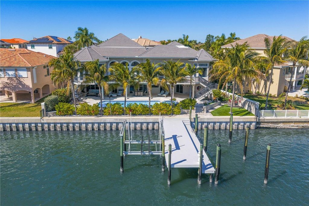 Photo of 6103 Pasadena Point Boulevard S, Gulfport, FL 33707 (MLS # TB8473103)