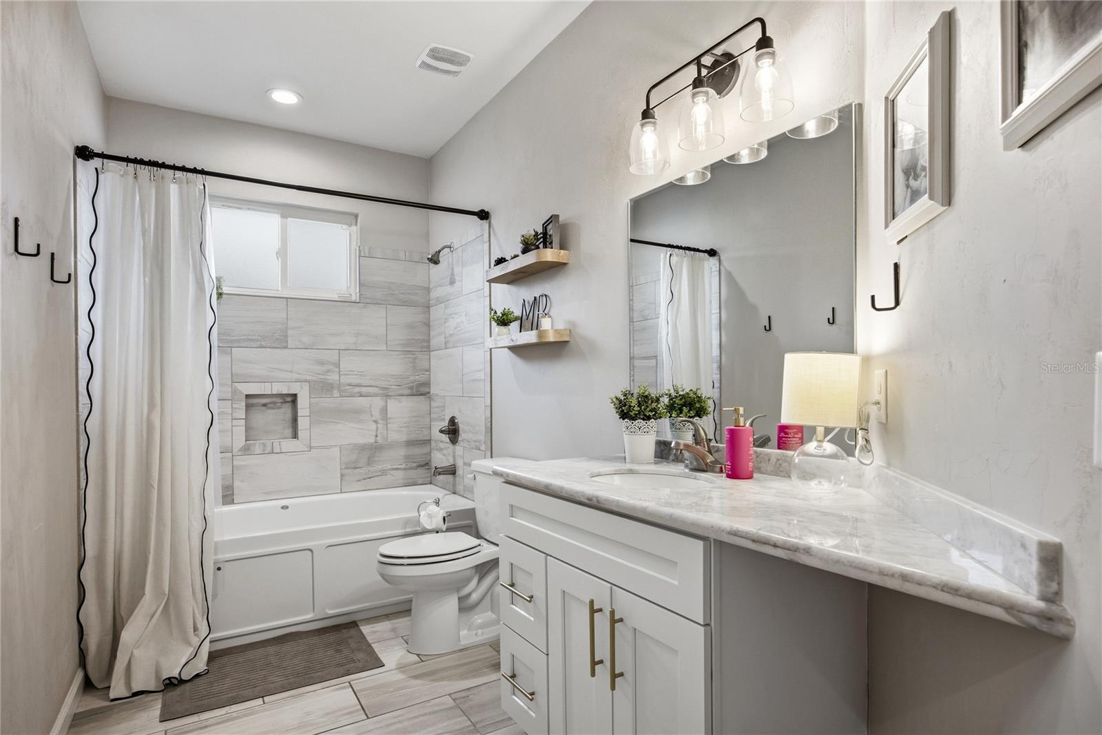 SOUTH POINTE PH II UNIT IIB PB 38 PG 43 - Residential