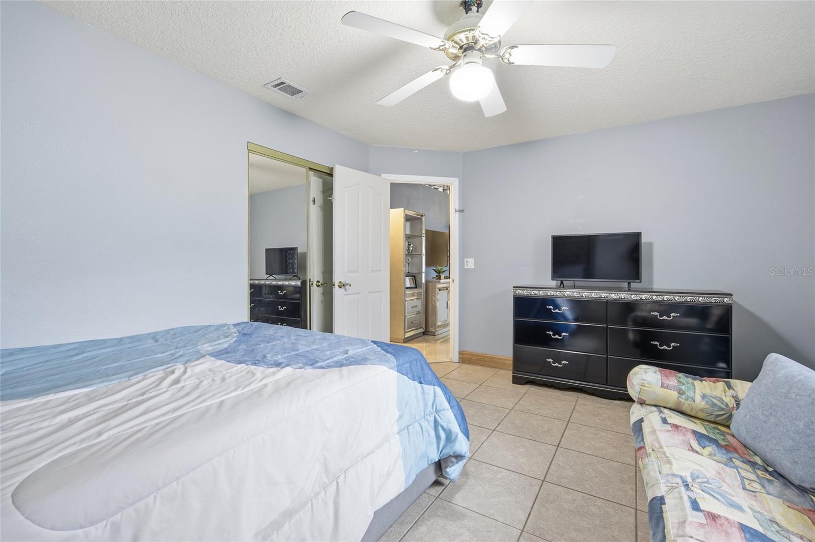 COUNTRY MEADOWS - Residential Lease