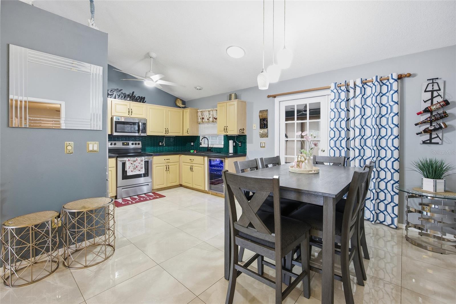 COUNTRY MEADOWS - Residential Lease