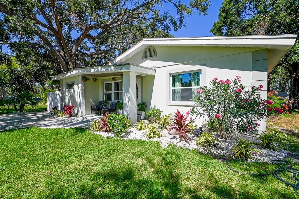 Photo of 1826 Country Club Road N, St Petersburg, FL 33710 (MLS # TB8479522)