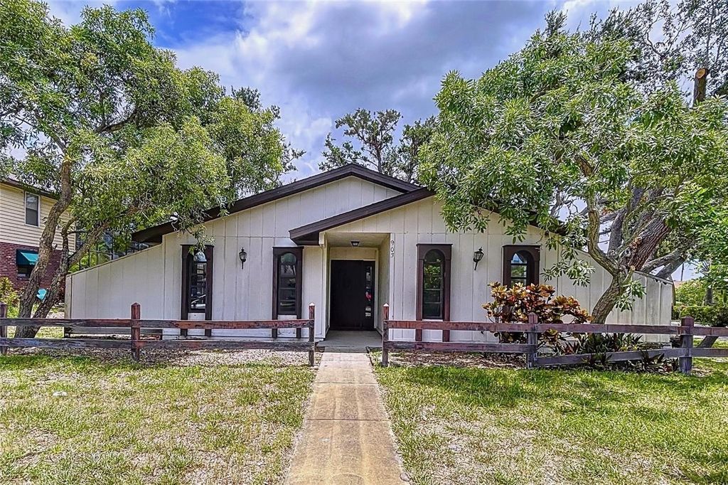 Photo of 903 72nd Street NW, Bradenton, FL 34209 (MLS # A4659416)