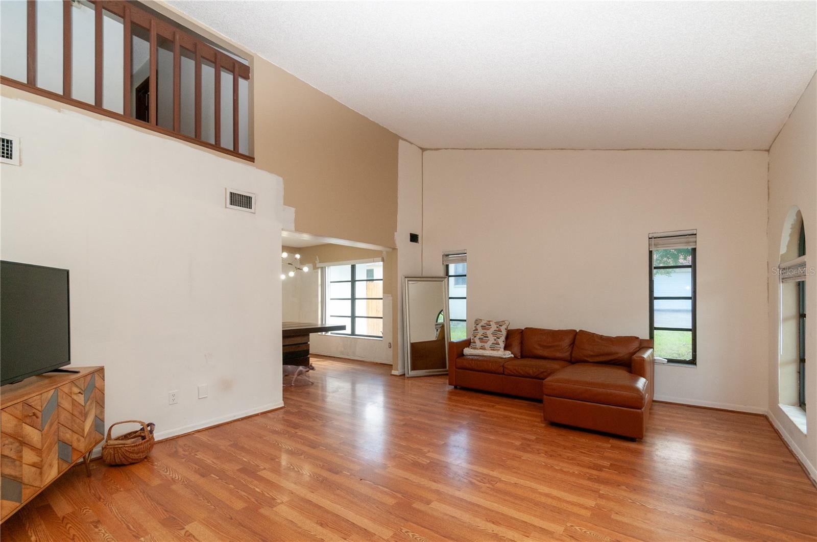 859 PINEWOOD TERRACE W