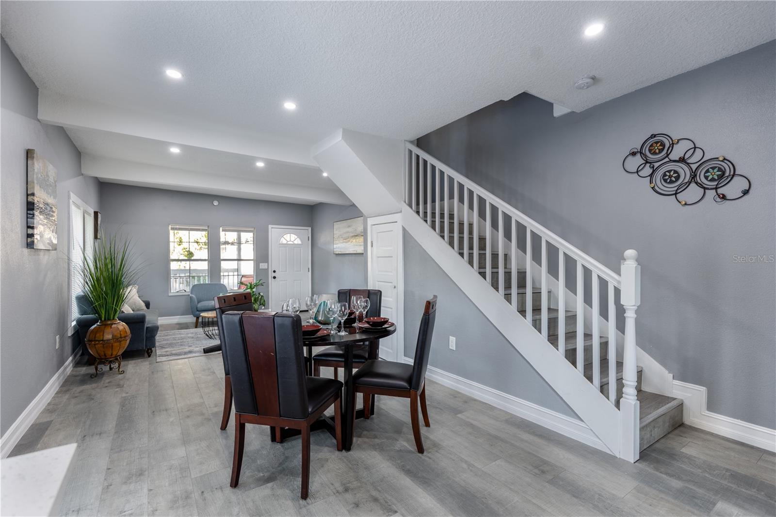 1102 E VOORHIS AVENUE