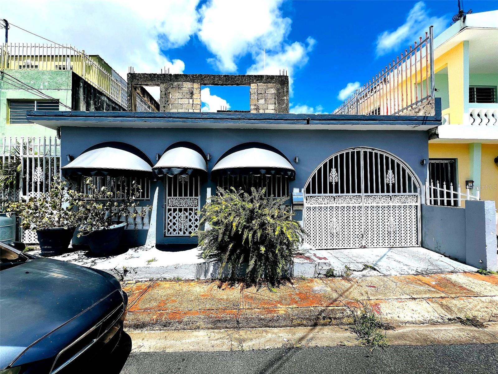 ??Investment Opportunity in San Juan – Near Embalse San José
Located in a centrally accessible area of San Juan, this property sits on a 245 m² lot with approximately 1,250 ft² of total construction. The main structure is a 2-bedroom, 1-bath home, complemented by two additional studio units and an unfinished upper-level structure with potential for a third unit.
Please note: The additional units need repairs. There are also property line issues that must be addressed. As such, this property is available only to cash buyers.
With the right improvements, this could become a strong income-generating asset—whether for rental purposes or a live-and-rent scenario. A great opportunity for the savvy investor.