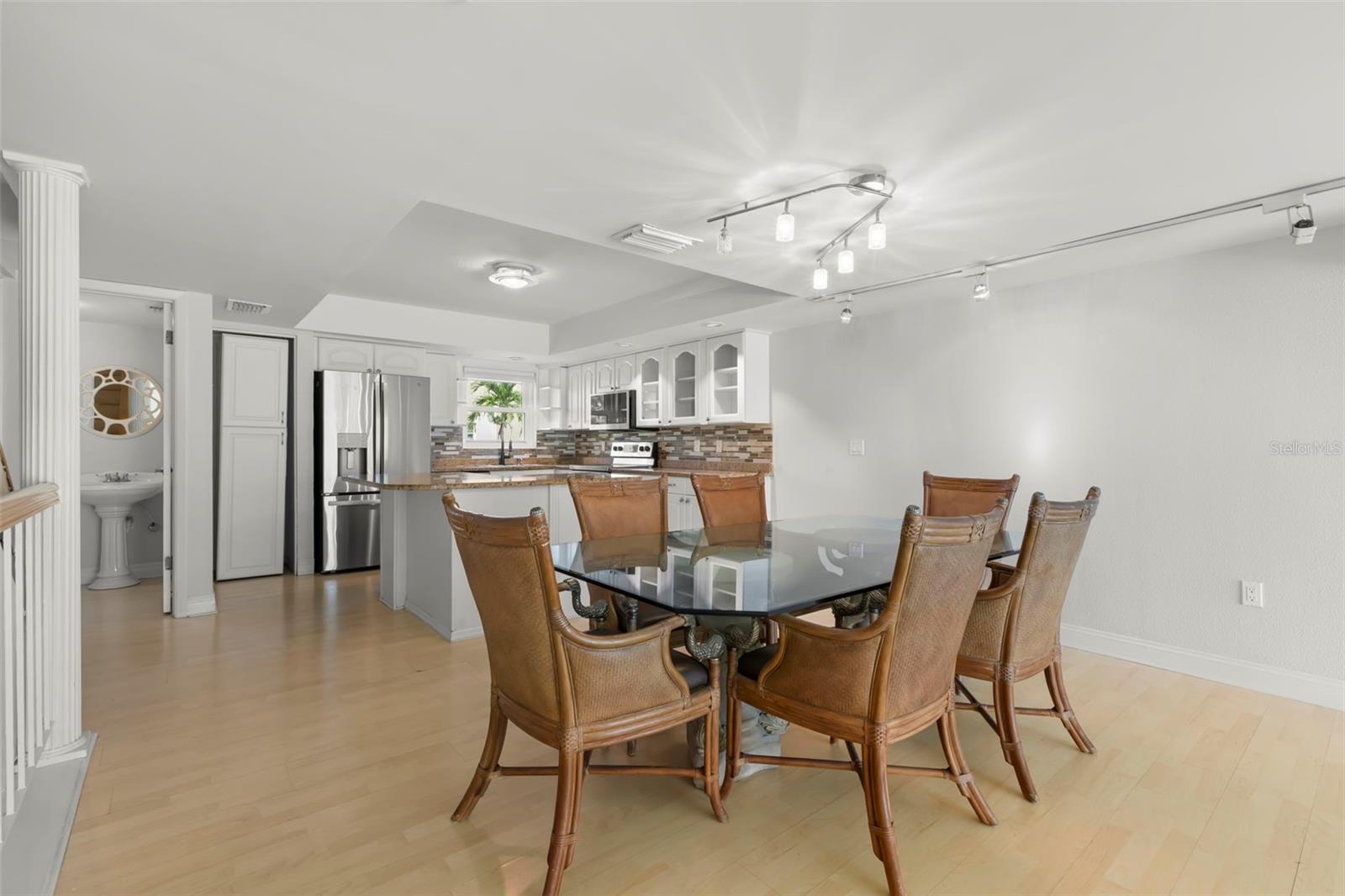 TREASURES OF CAPRI CONDO - Residential Lease