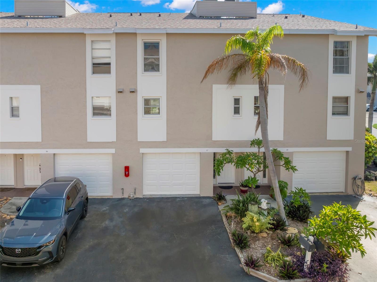 TREASURES OF CAPRI CONDO - Residential Lease