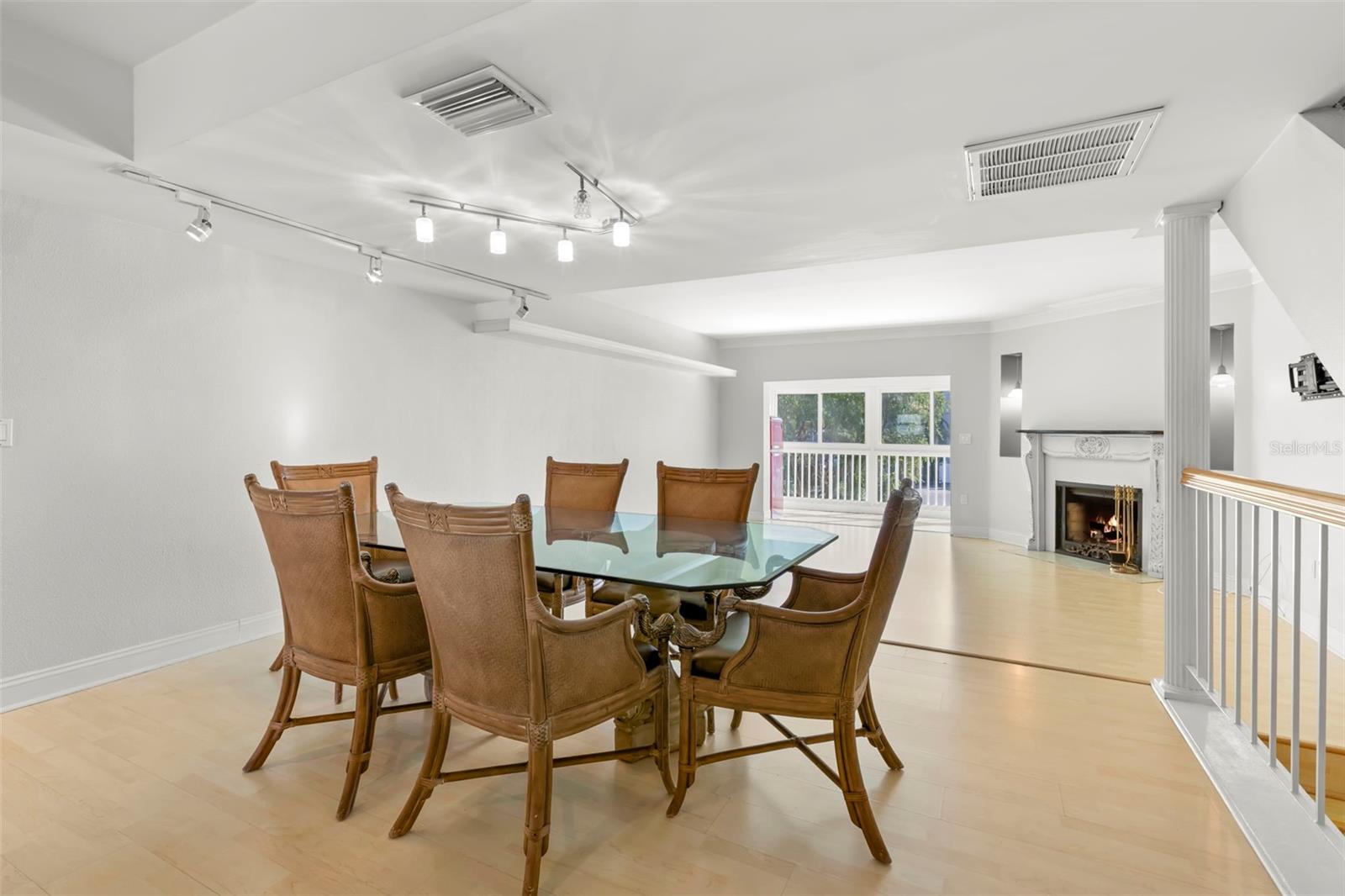 TREASURES OF CAPRI CONDO - Residential Lease