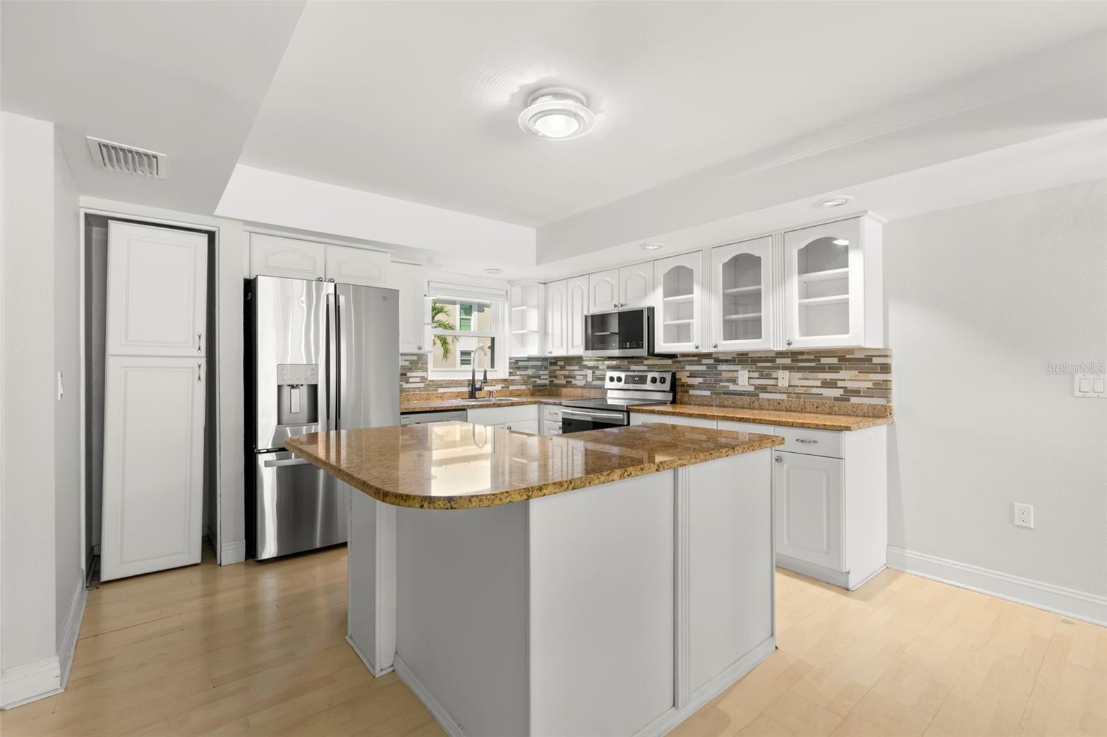 TREASURES OF CAPRI CONDO - Residential Lease