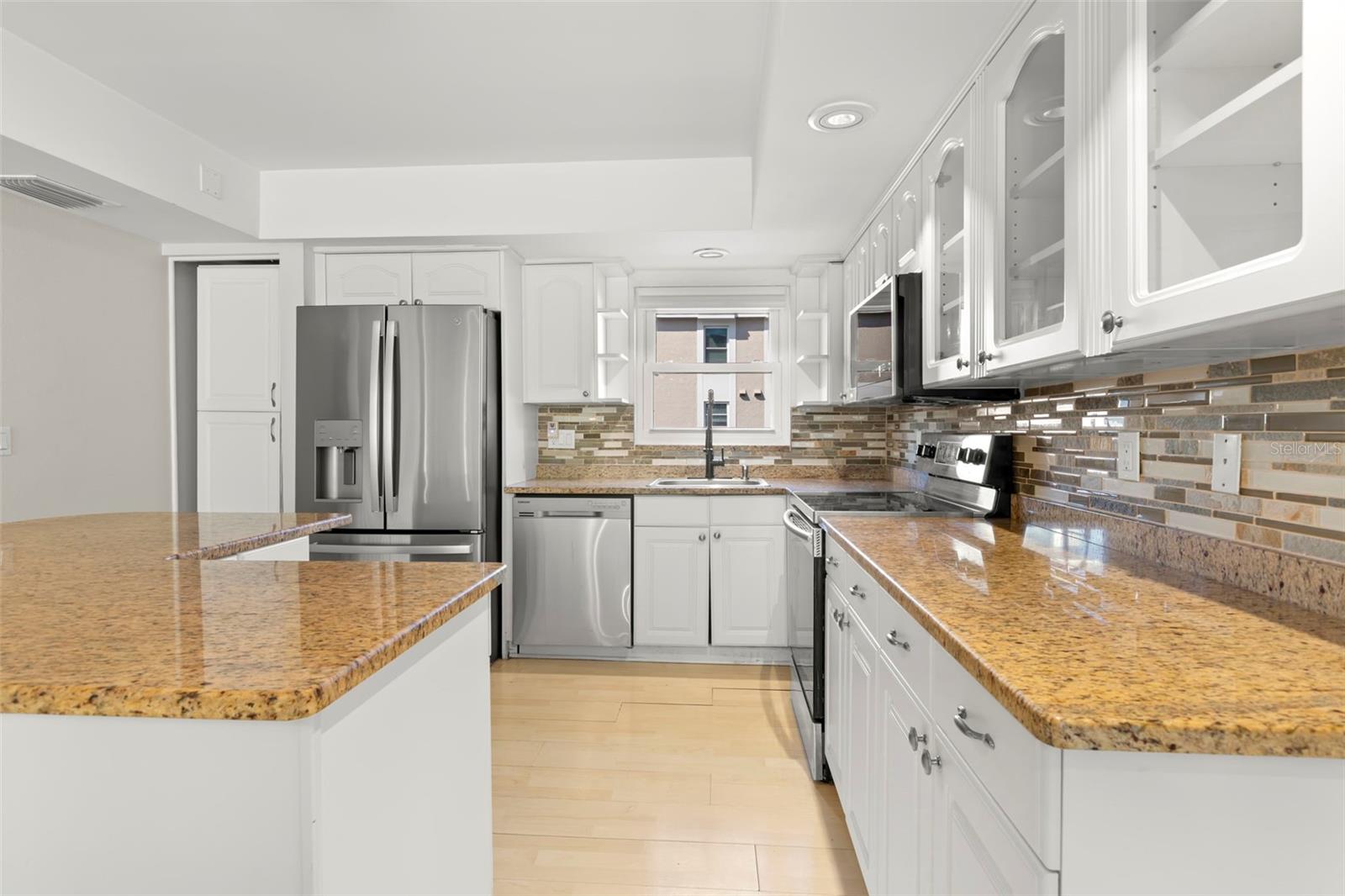 TREASURES OF CAPRI CONDO - Residential Lease