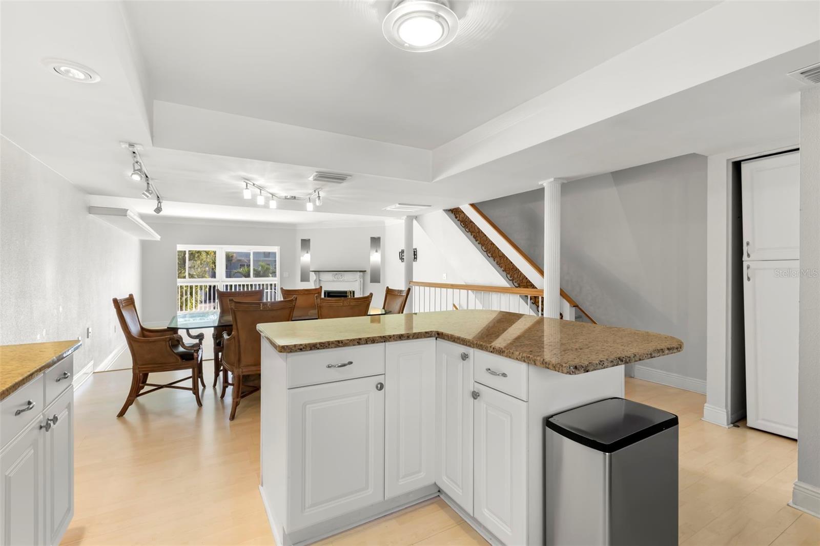 TREASURES OF CAPRI CONDO - Residential Lease