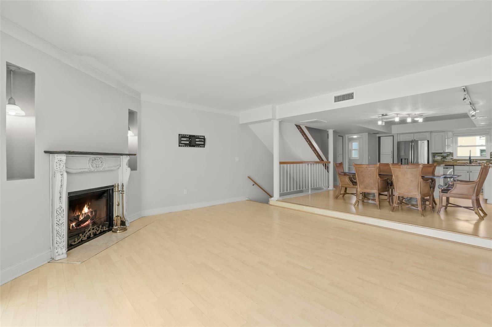 TREASURES OF CAPRI CONDO - Residential Lease