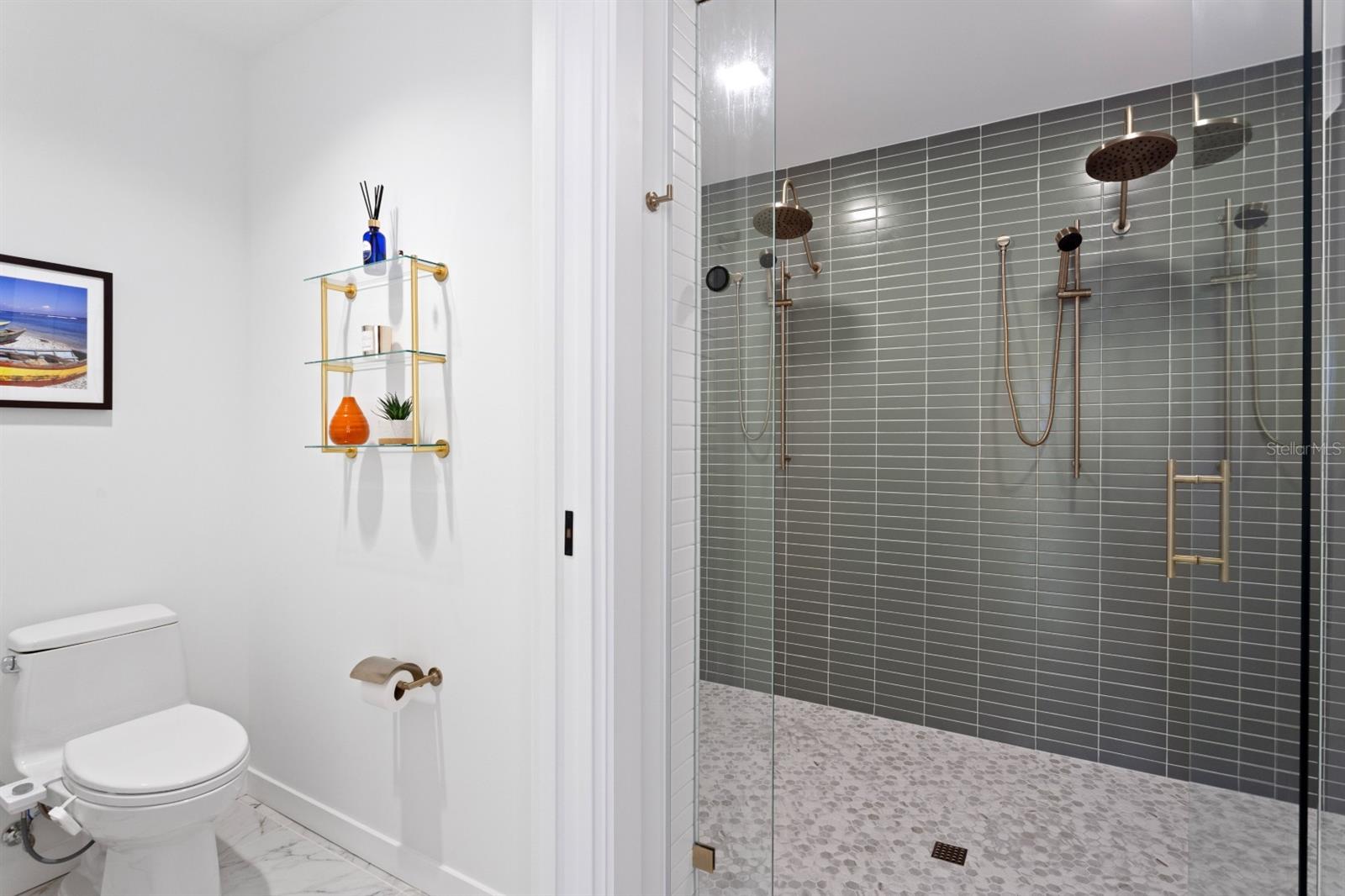 REFLECTION CONDO - Residential