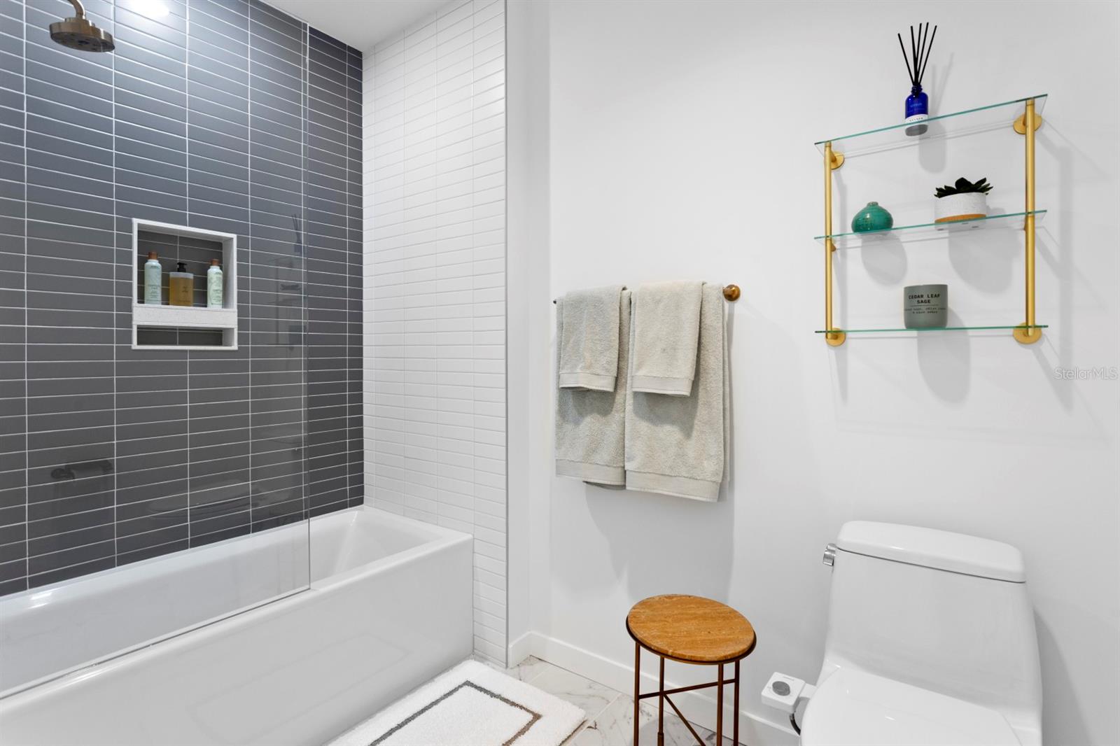 REFLECTION CONDO - Residential