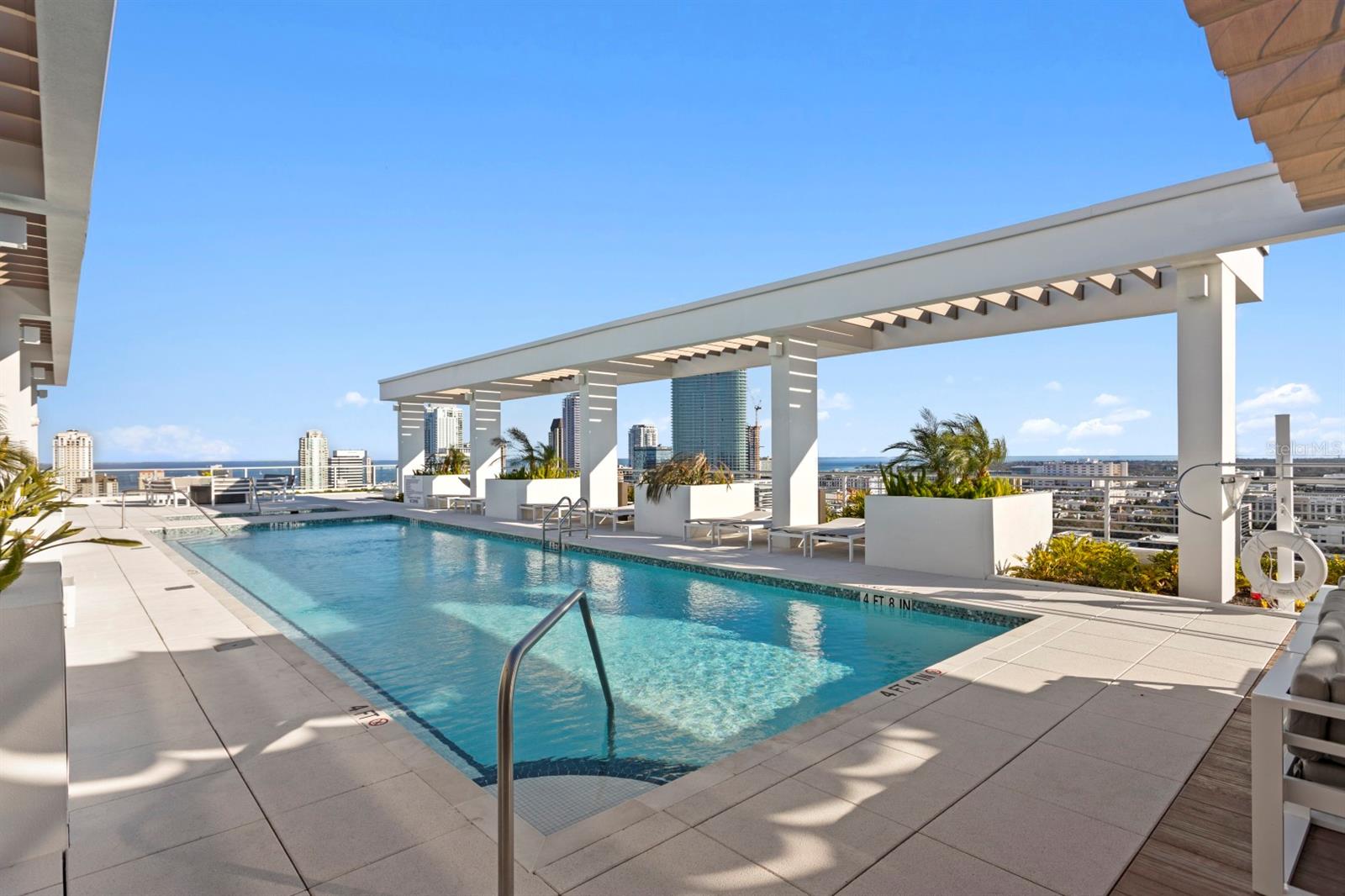 REFLECTION CONDO - Residential