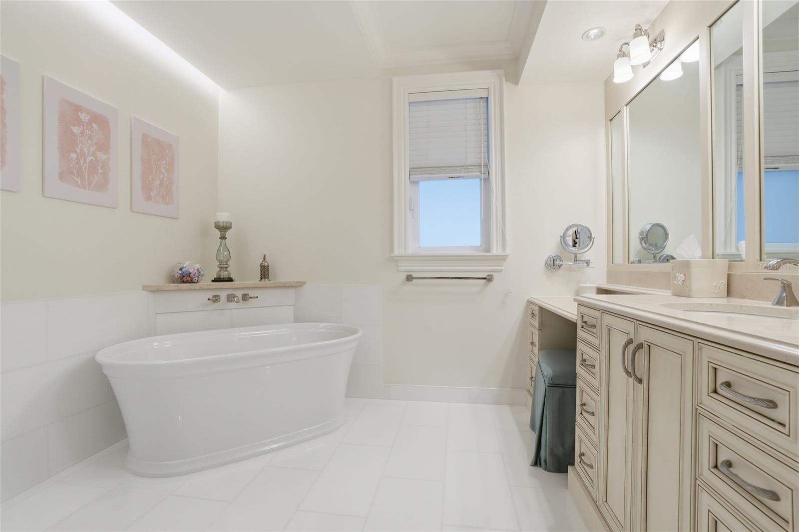 COLONIAL FARMS - Residential