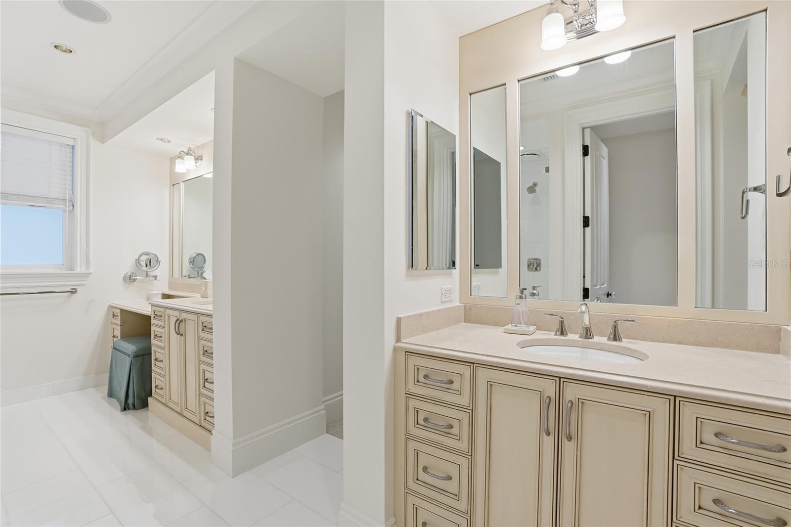 COLONIAL FARMS - Residential