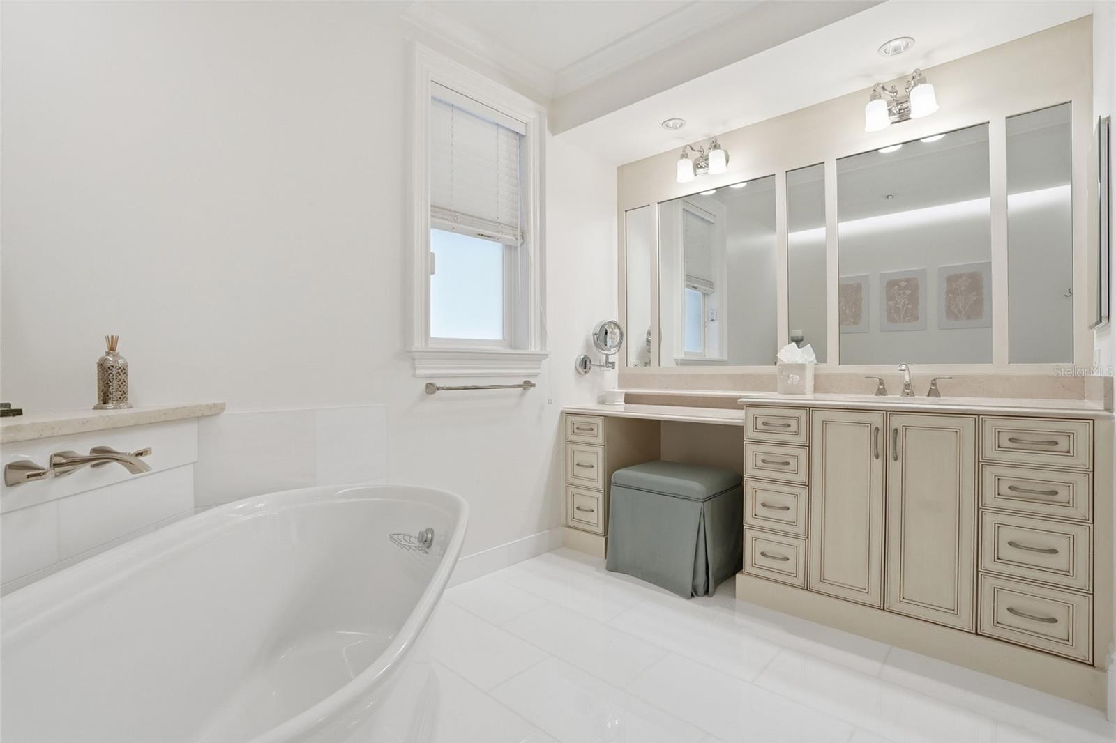 COLONIAL FARMS - Residential