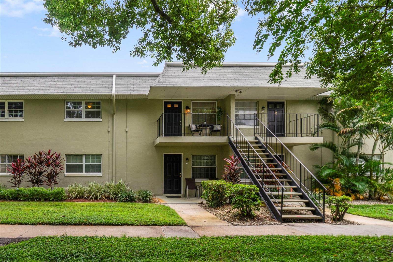 Beautifully renovated and move-in ready condo! This charming 2-bedroom, 1.5-bath condo offers an unbeatable location. Featuring fresh interior paint throughout, this condo feels bright and welcoming. The updated kitchen features updated cabinets, quartz countertops with a breakfast bar, and stainless-steel appliances. Both bedrooms include vinyl flooring, and the bathrooms have been tastefully renovated. The open living area flows seamlessly to a private balcony with incredible courtyard views and only steps from the pool. The HOA includes basic cable, internet, water, three community pools, laundry facilities, clubhouse, tennis court, onsite management, and even a boat and RV storage yard! Perfectly located across from Lake Underhill, you’ll enjoy the public boat ramp and scenic walking/exercise trail, plus quick access to the 408, Downtown Orlando, the Milk District, Thornton Park, and Orlando International Airport. With top-notch amenities and a prime location, this condo is the perfect place to call home or a perfect investment opportunity! Schedule a private showing today! ** Unit doesn't have laundry*