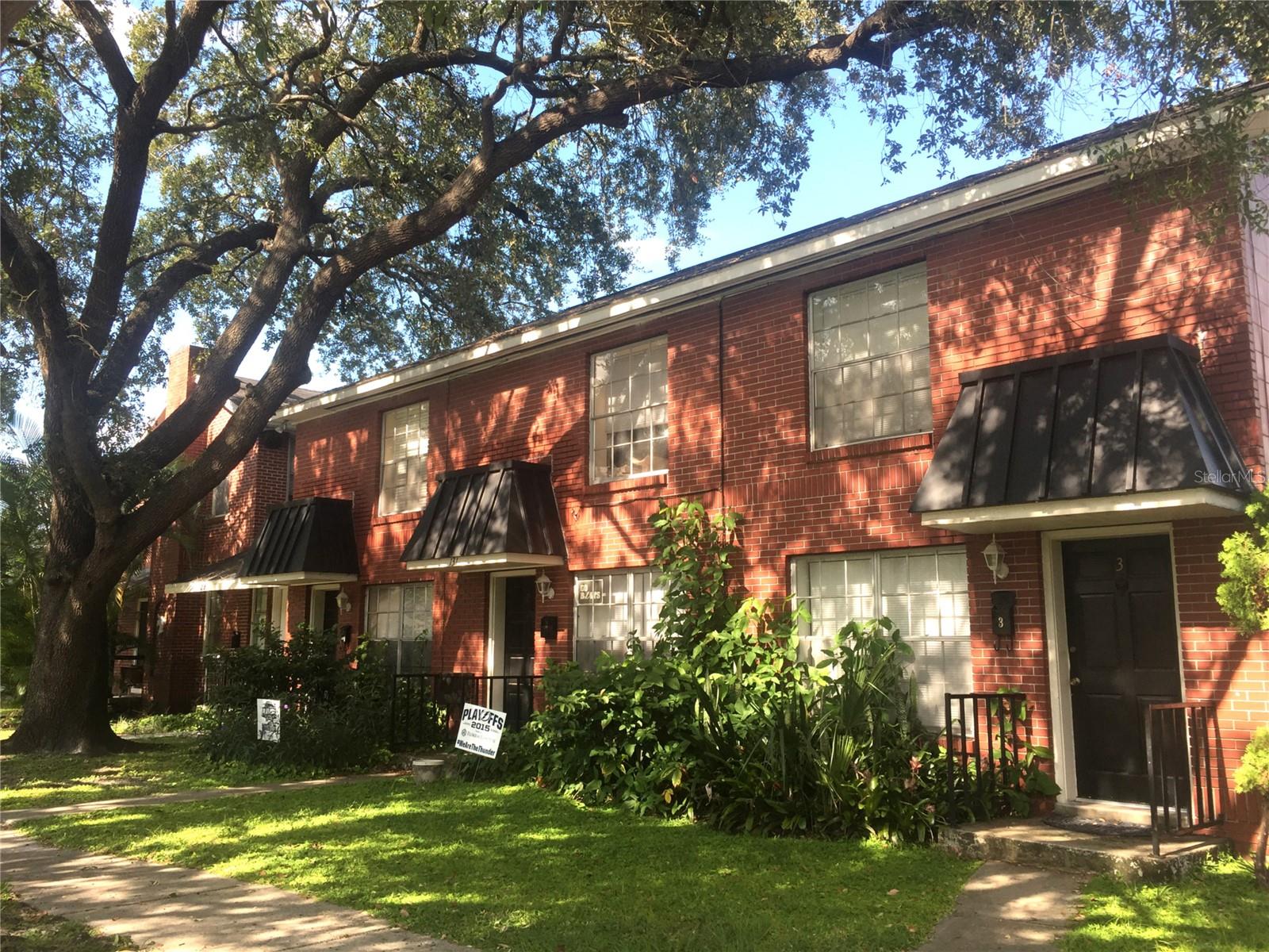 Tucked away in the heart of Davis Islands, 129 Danube offers the perfect blend of charm, comfort, and convenience. This is a rare opportunity to live just steps from the vibrant DI Village, home to beloved local restaurants, cozy cafes, boutique shops, and more
This limited 2 Bed / 2 Bath unit (925 sq ft) has been fully renovated with modern finishes and thoughtful details throughout:
• Stylish luxury vinyl plank flooring
• Gorgeous quartz countertops & brand-new stainless steel appliances
• In-unit stackable washer/dryer, dishwasher, tankless waterheater
• Central A/C & sound-buffering concrete walls for added privacy
And just steps from your front door, the iconic Roy Jenkins Pool. A neighborhood gem perfect for sun-soaked weekends and refreshing dips with friends and family.
Whether you're an island local or new to the area, this is Davis Islands living at its best, laid, back, upscale, and incredibly convenient.
