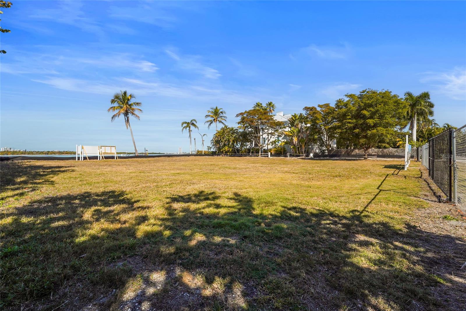 SIESTA REV OF - Land