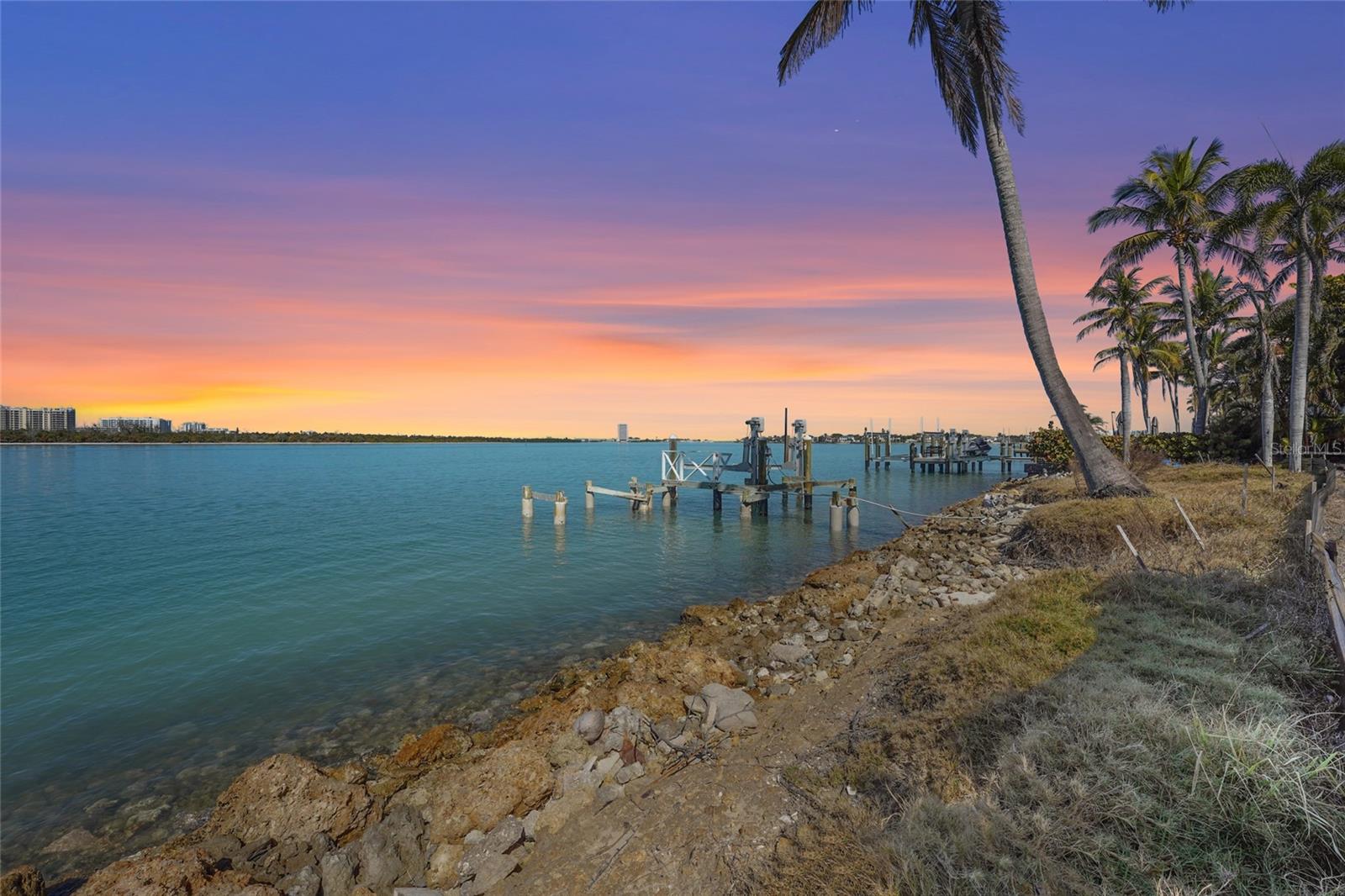 SIESTA REV OF - Land