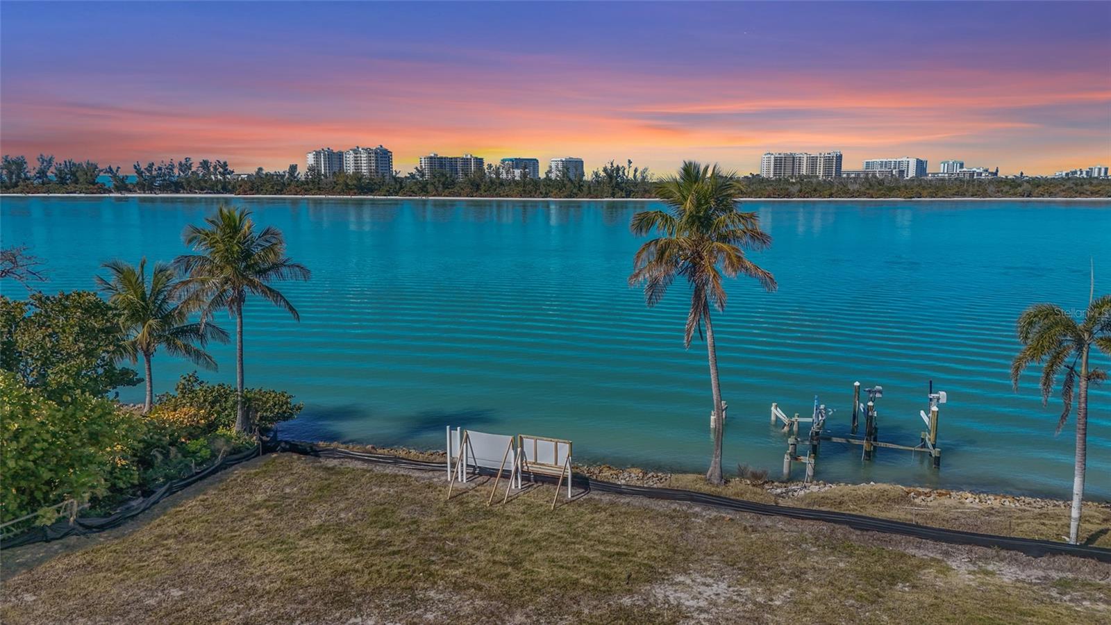 SIESTA REV OF - Land