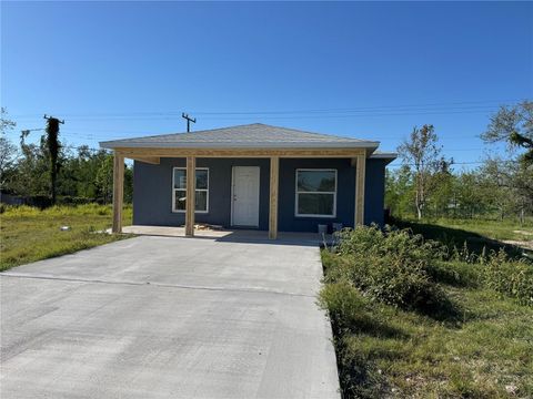 Photo of 1211 30th Avenue W, Bradenton, FL 34205 (MLS # A4614416)