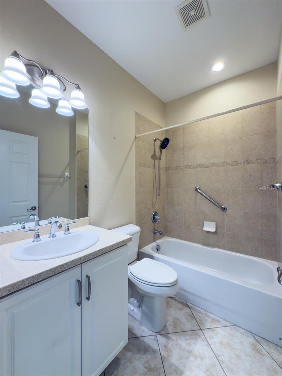 VALENCIA LAKES - Residential Lease