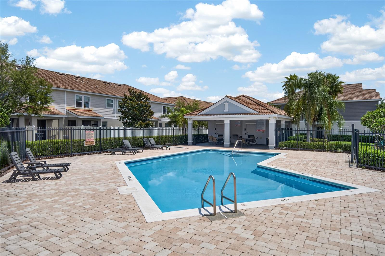 SOMERSET CHASE - Residential