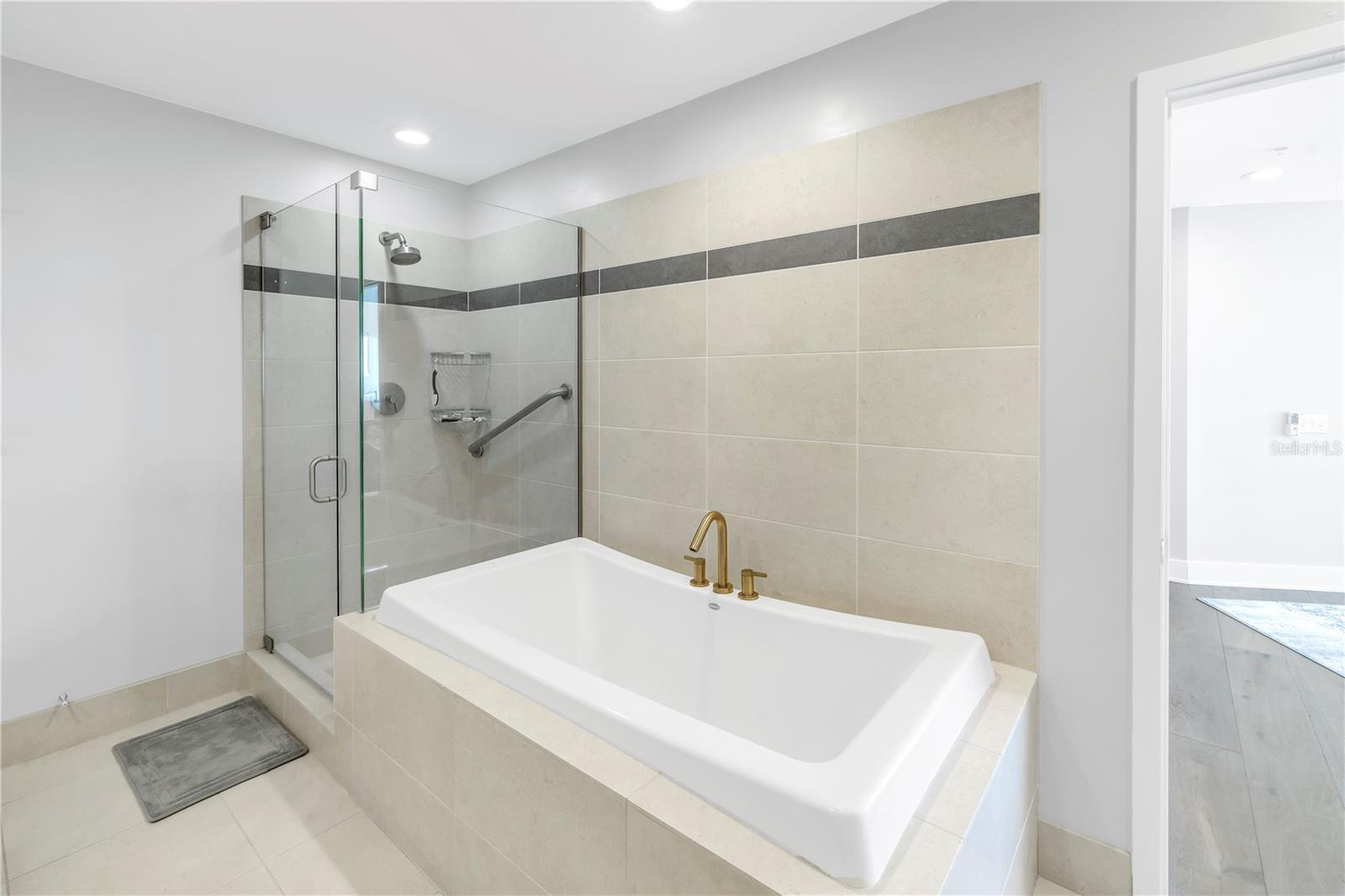 SIGNATURE PLACE CONDO - Residential