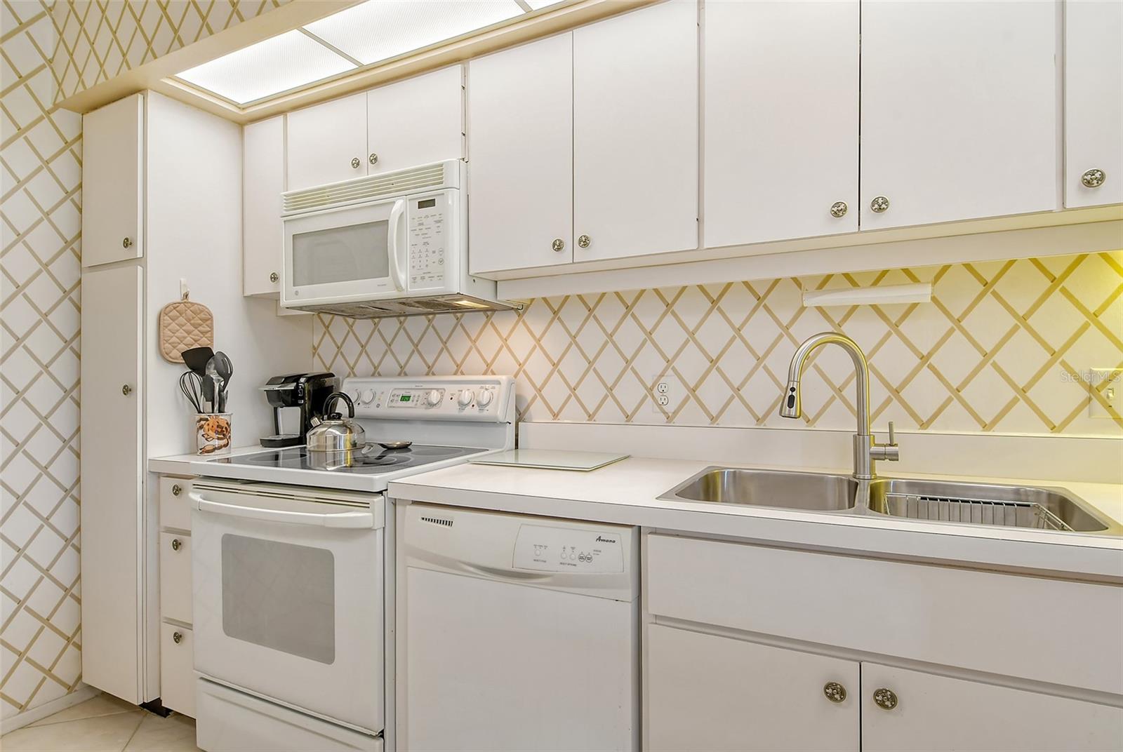 SEAPLACE V - Residential Lease