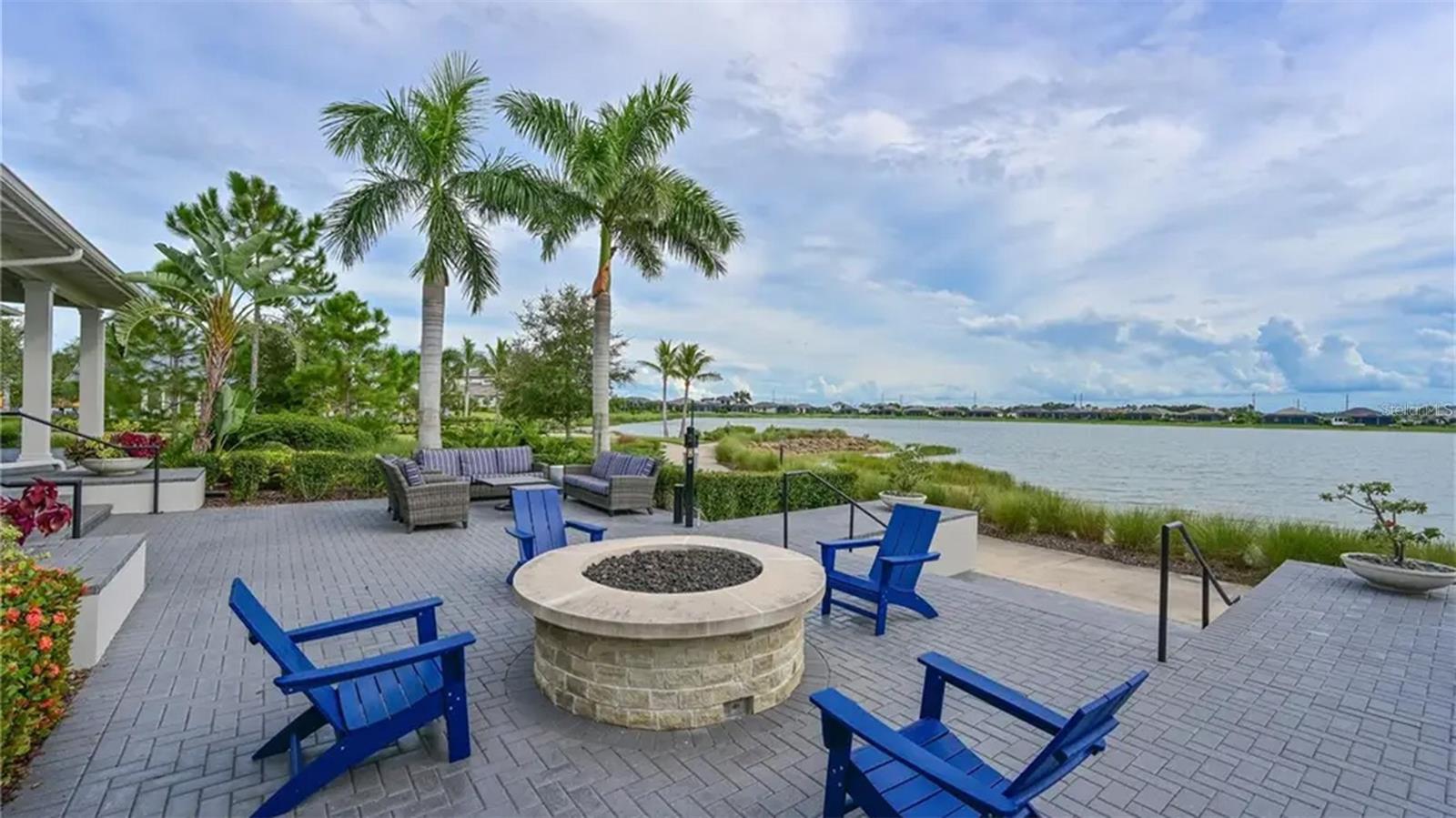 LAKEHOUSE COVE AT WATERSIDE - Residential