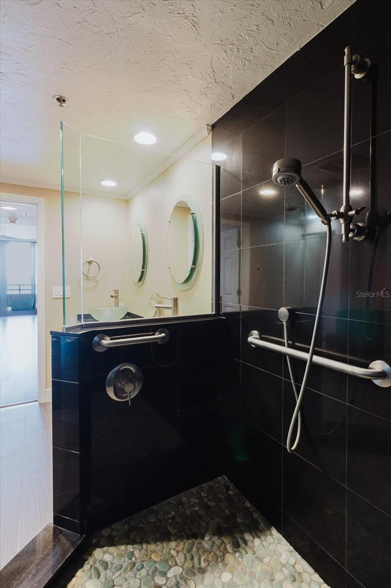 BAY PLAZA - Residential