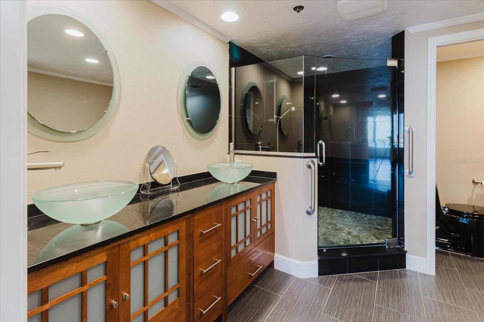 BAY PLAZA - Residential