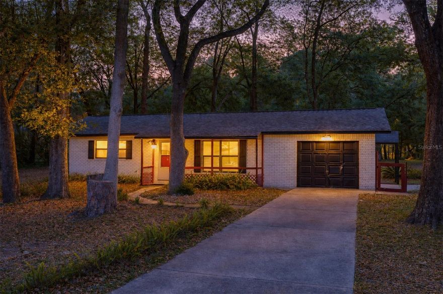 1992 home for sale in Quail Run, Williston, FL. Situated on a fully fenced 1-acre parcel on a paved road. Washer and dryer convey. Property is being sold as-is. Major systems: roof (10 years old), HVAC (2009), water heater (1999). Converted garage provides additional living area.
Conveniently located 6 minutes from Williston, approximately 35 minutes to Gainesville, 40 minutes to Ocala, and 33 minutes to Dunnellon (Rainbow River). Nearby attractions include Devil’s Den Springs, Blue Grotto, Cedar Lakes Woods and Botanical Gardens, and Kirby Family Farm. Permits and square footage to be verified by buyer.