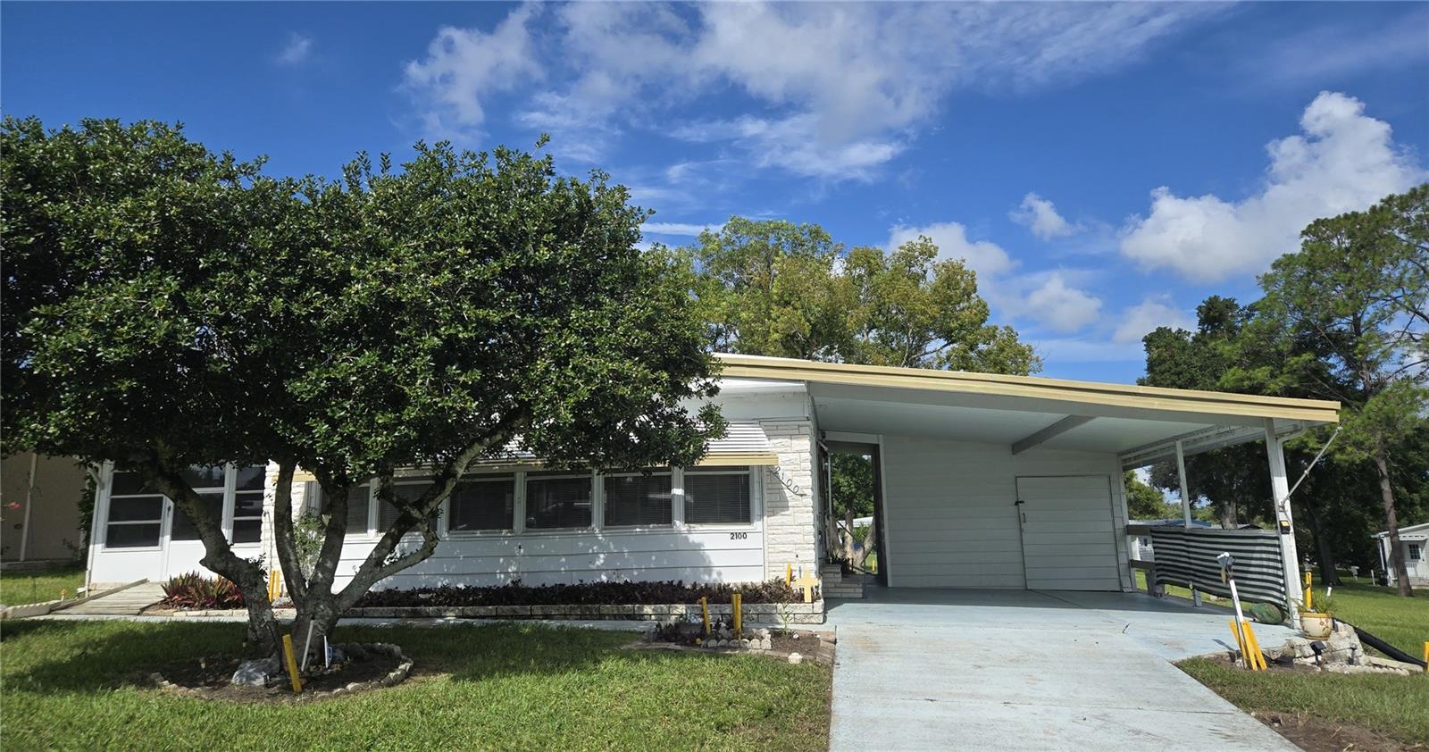 ZELLWOOD STATION 2 BEDROOM 2 BATH HOME. FEE SIMPLE, MEMBRANE ROOM (2015) A/C (2022) House does need updating, priced to sell. Come make us an offer! Rooms are large and bonus room can be used as sunroom, office space etc. Golf cart garage is large with extra storage and laundry room. Zellwood Station is a Resident Owned 55+ Golfing Community located between Apopka and Mt Dora. We have a 72 Par golf course, 4 pools, pickleball and tennis courts; water exercise and line dancing classes and our own Whistle Stop Restaurant and Lounge with banquet facilities. There is always something to do here. Close to the 429 for easy access to airports and attractions, we are close to shopping, restaurants, medical facilities and churches. Come and see what we have to offer!