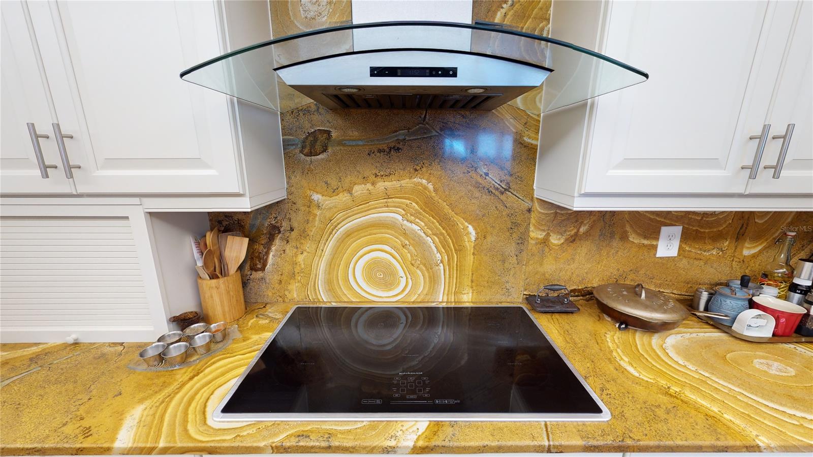 Towers 09 Condo - Residential