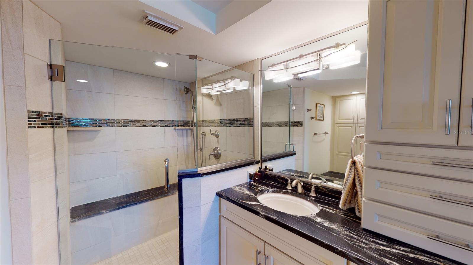 Towers 09 Condo - Residential